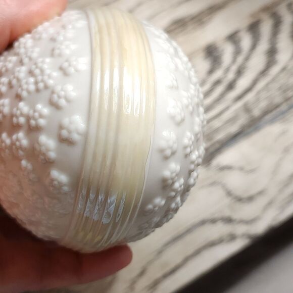 Belleek Irish Porcelain Embossed Daisy Egg Vintage - Picture 5 of 10